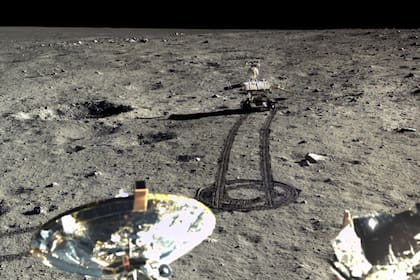 El robot Yutu-2 visto desde la sonda Chang"E 4, en el crater Aitken de la Luna