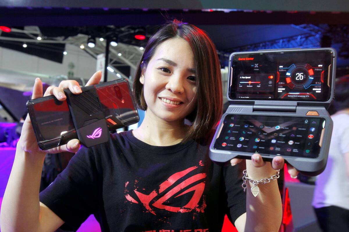 El ROG Phone con el ventilador trasero (izq.), y unido a la pantalla secundaria (der.)