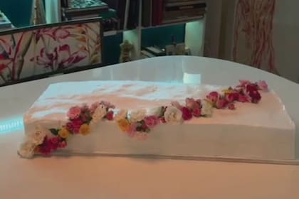 El rogel de Violeta Massey decorado con flores frescas.
