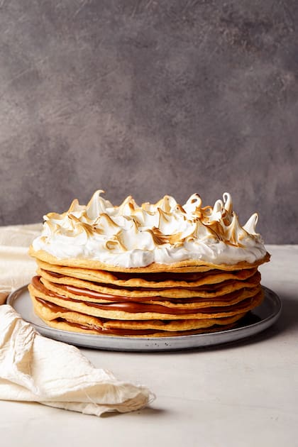 El rogel es uno de los orgullos de la carta de Jornal, con el merengue italiano quemado como broche de oro.