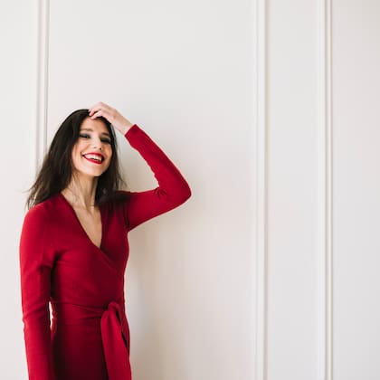 El rojo es un color que capta la atención y transmite intensidad emocional