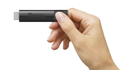 El Roku tiene el tamaño de un pendrive grande y se conecta directo al televisor; tiene una antena Wi-Fi integrada