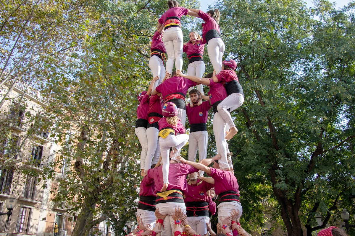 El rol de cada miembro de la "colla" (grupo) es esencial para el éxito de la torre. La comunicación, la coordinación y la confianza mutua son cruciales para alcanzar el objetivo. Lideran y coronan la construcción los más jóvenes sostenidos por los adultos
