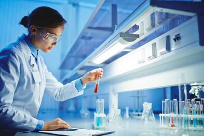 El rol del Ingeniero Químico puede apreciarse en áreas como la producción, control de seguridad y ecología. Fuente: Universia.