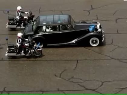 El Rolls-Royce Phantom IV que utilizaron los novios en su paseo por las calles de Madrid es uno de los tres que tiene la Casa Real. Este fue encargado en 1948 y entregado en 1952. Para la boda fue enviado a Inglaterra, donde le colocaron el blindaje acristalado y le instalaron un sistema de climatización. Como curiosidad, el emblema alado, conocido como el Espíritu del Estáis, está arrodillado en señal de respeto al alto rango de sus ocupantes