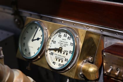 El Rolls-Royce presentado en Autoclásica posee todos sus detalles originales. Ejemplo de ello, el velocímetro y el reloj