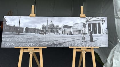 El Rolls-Royce Silver Ghost 40/50 HP de 1910 durante la visita a la plaza de San Pedro en el Vaticano. A la derecha de la imagen aparece Laura Pereyra Iraola junto a una de sus sobrinas. (Cortesía familia Pereyra Iraola)