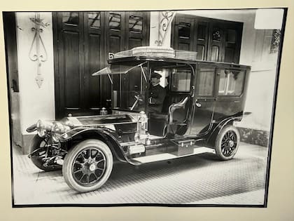 El Rolls-Royce Silver Ghost 40/50 HP estacionado en la casa Esmeralda en los años posteriores a su llegada a la Argentina. (Cortesía familia Pereyra Iraola)