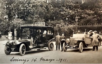 El Rolls-Royce Silver Ghost durante una parada en París, junto al auto de apoyo antes de adentrarse en las carreteras - Foto del domingo 14 de mayo de 1911. (Cortesía familia Pereyra Iraola)