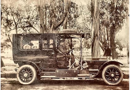 El Rolls-Royce Silver Ghost estacionado junto a un parque con algunos de los sobrinos de los sobrinos de Laura Preyra Iraola en el interior del vehículo y el chofer contratado para la travesía. (Cortesía familia Pereyra Iraola)