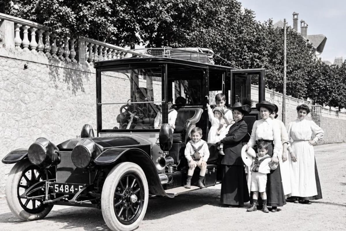 El Rolls-Royce Silver Ghost junto a la familia Pereyra Iraola: las hermanas Sara y Laura y los sobrinos de ella (Cortesía familia Pereyra Iraola)