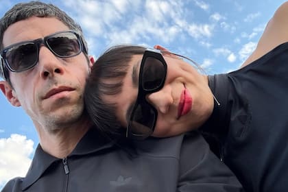 El romance comenzó casi sobre el cierre de las grabaciones y, poco tiempo después, ambos empezaron a hablar públicamente del vínculo. “Envidiosa me dio una novia”, resumió el actor