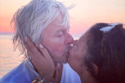 El romántico beso de Catherine Zeta-Jones a Michael Douglas