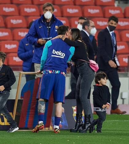 El romántico beso de Messi y su esposa