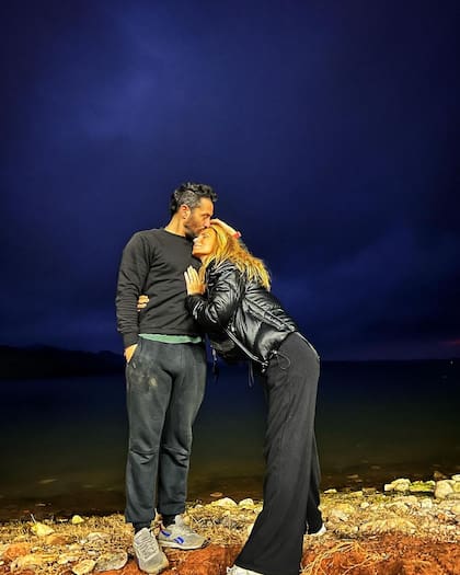 El romántico beso del "Tucu" López a Sabrina Rojas