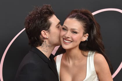 El romántico beso que Brooklyn Beckham le dio a su mujer en la pink carpet.