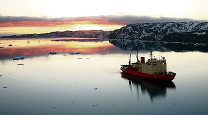 El rompehielos ARA Almirante Irizar trasladó al Batallón de Comunicaciones de Comando 181 a las Islas Malvinas. Zarparon el 28 de marzo desde Puerto Belgrano y desembarcaron en Puerto Argentino el 2 de abril de 1982, poco después de la reconquista.