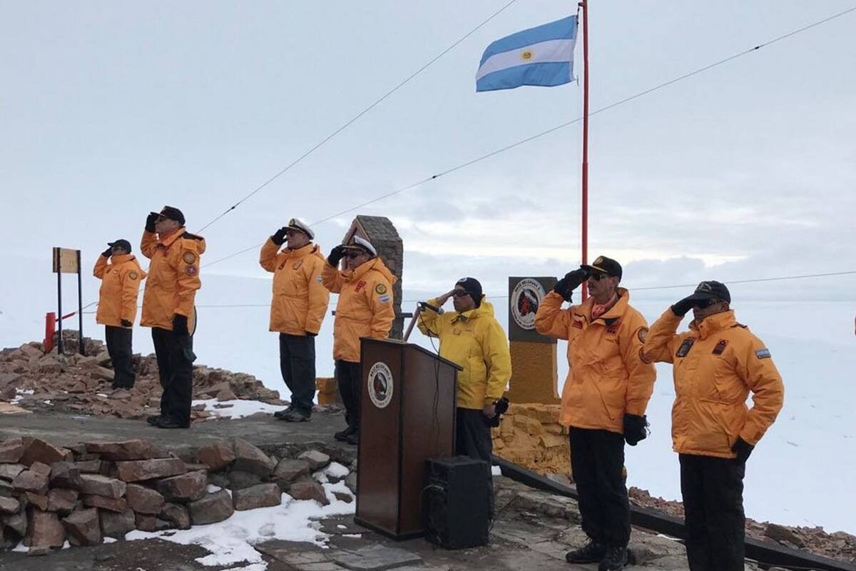 El rompehielos hizo una formación especial al llegar a la Base Belgrano II, en la campaña antártica