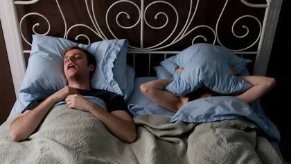 El roncar puede ser señal de que sufres de apnea obstructiva del sueño.