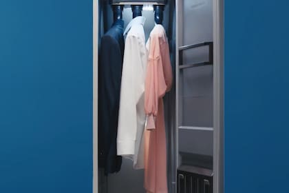 El ropero de Samsung limpia la ropa con un sistema de aire a presión y vapor
