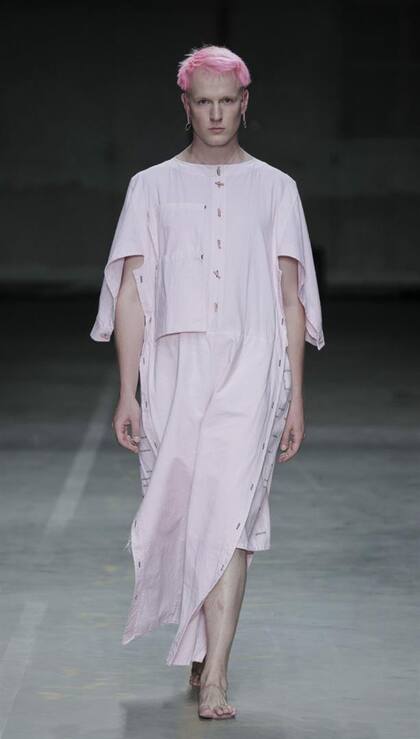 El rosa, "el color más antiguo", en una túnica que también se ve en hombres en Salvaje Silvestre, la colección de Lucía Chain que resultó un éxito en el Fashion Clash Festival de Holanda.