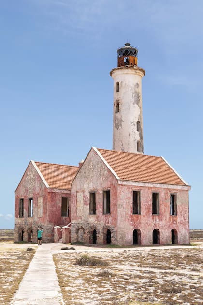 El rosa pastel del faro abandonado, en contraste con el cielo de Klein Curaçao