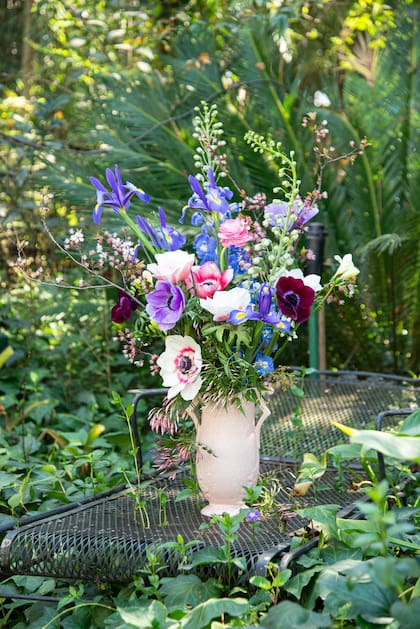 El rosa pastel del florero fue la inspiración para crear un arreglo romántico y que dé la idea de un jardín inglés. Las flores utilizadas son las primeras que anuncian el comienzo de la primavera, bien delicadas y etéreas, sueltas y acompañadas de verdes.