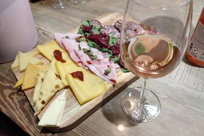 El rosado es un aliado en los momentos inesperados, pero si hablamos de maridar el queso la cosa se complica