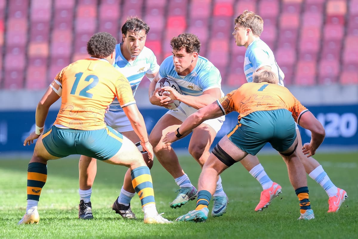 El rosarino Benjamín Ordiz encara el ataque argentino. Los Pumitas estuvieron cerca pero fallaron en los metros finales ante Australia en el Rugby Championship M20