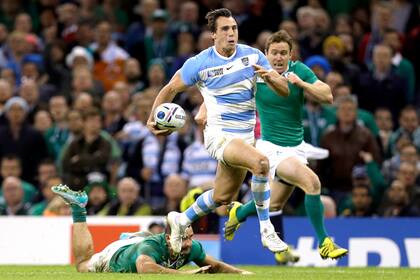 El rosarino corre frente a Irlanda en el Mundial Inglaterra 2015; ése es, por ahora, su último certamen en los Pumas.