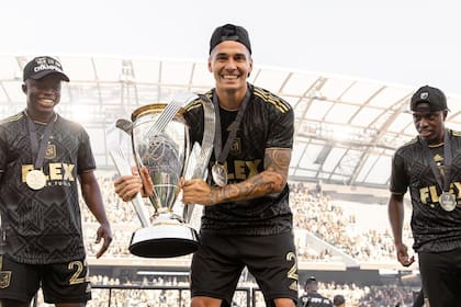 El rosarino Franco Escobar celebró el primer título MLS para LAFC y el segundo para su carrera