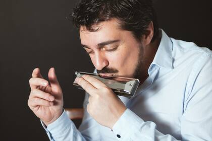 El rosarino Franco Luciani, heredero de Hugo Díaz, uno de los mejores armonicistas del mundo.