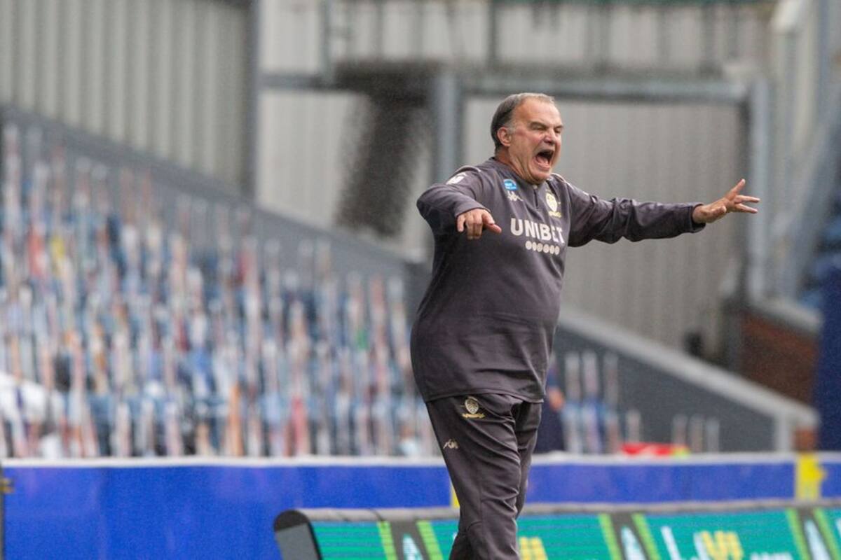 El rosarino Marcelo Bielsa, entrenador de Leeds, da indicaciones durante el partido que su equipo venció 3-1 a Blackburn Rovers, por la fecha 41 de la Championship inglesa.