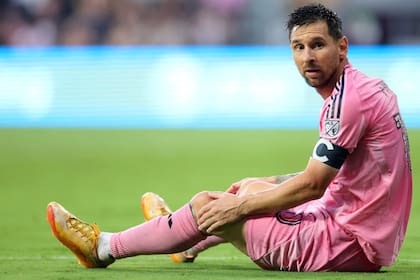 El rosarino repartió dos asistencias en la goleada 6-4 de Inter Miami sobre Philadelphia Union, pero encendió las alarmas al pedir el cambio a los 23 minutos del segundo tiempo.