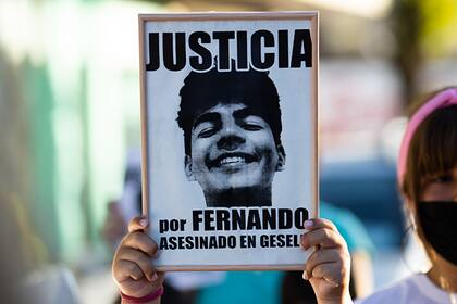 El rostro de Fernando Báez Sosa en uno de los carteles que hoy siguen presentes en la noche de Villa Gesell