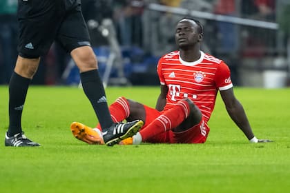 El rostro de preocupación de Sadio Mané, en la lesión que sufrió en Bayern Munich
