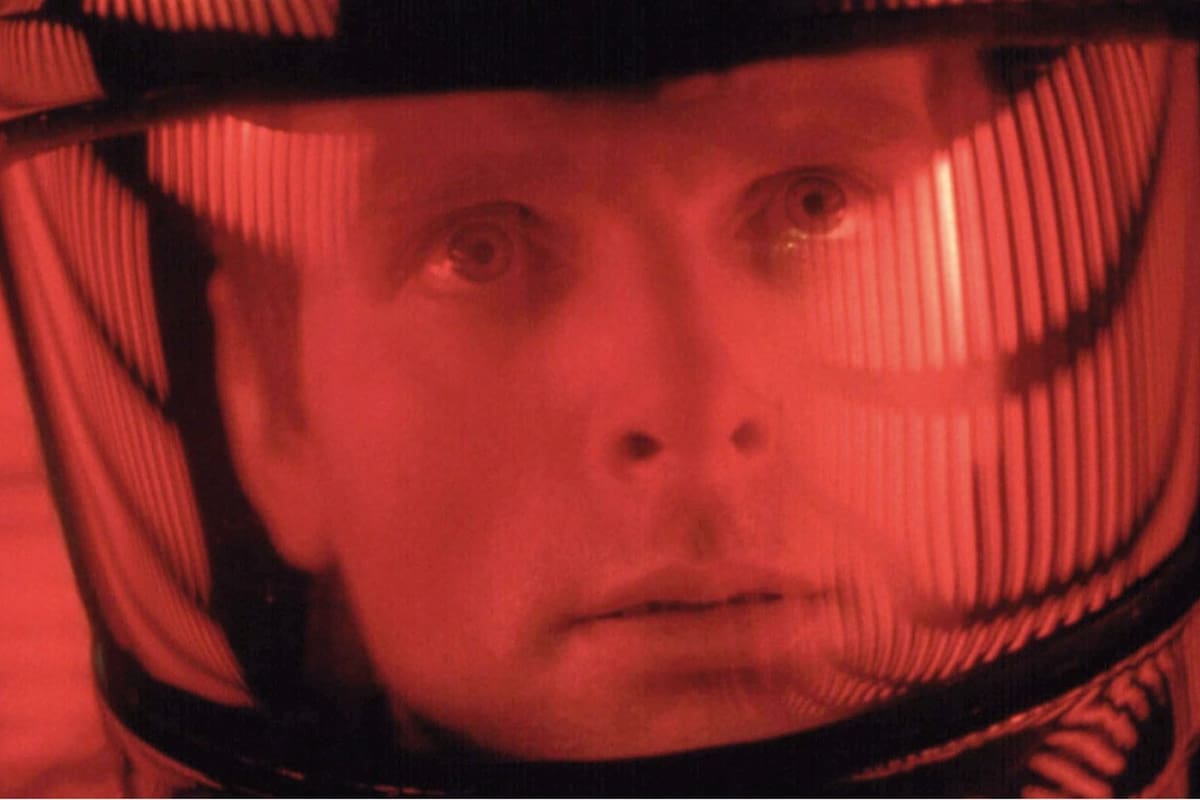 El rostro de un astronauta se refleja en la computadora Hal 9000, en la película 2001: Odisea en el espacio