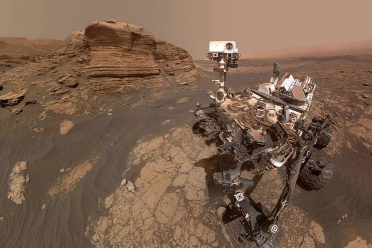 El rover Curiosity aparece delante de la roca de seis metros denominada Mont Mercou
