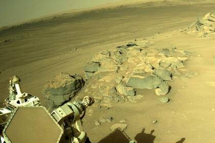 El rover Mars Perseverance en plena acción, usando su cámara de navegación derecha (Navcam) a bordo