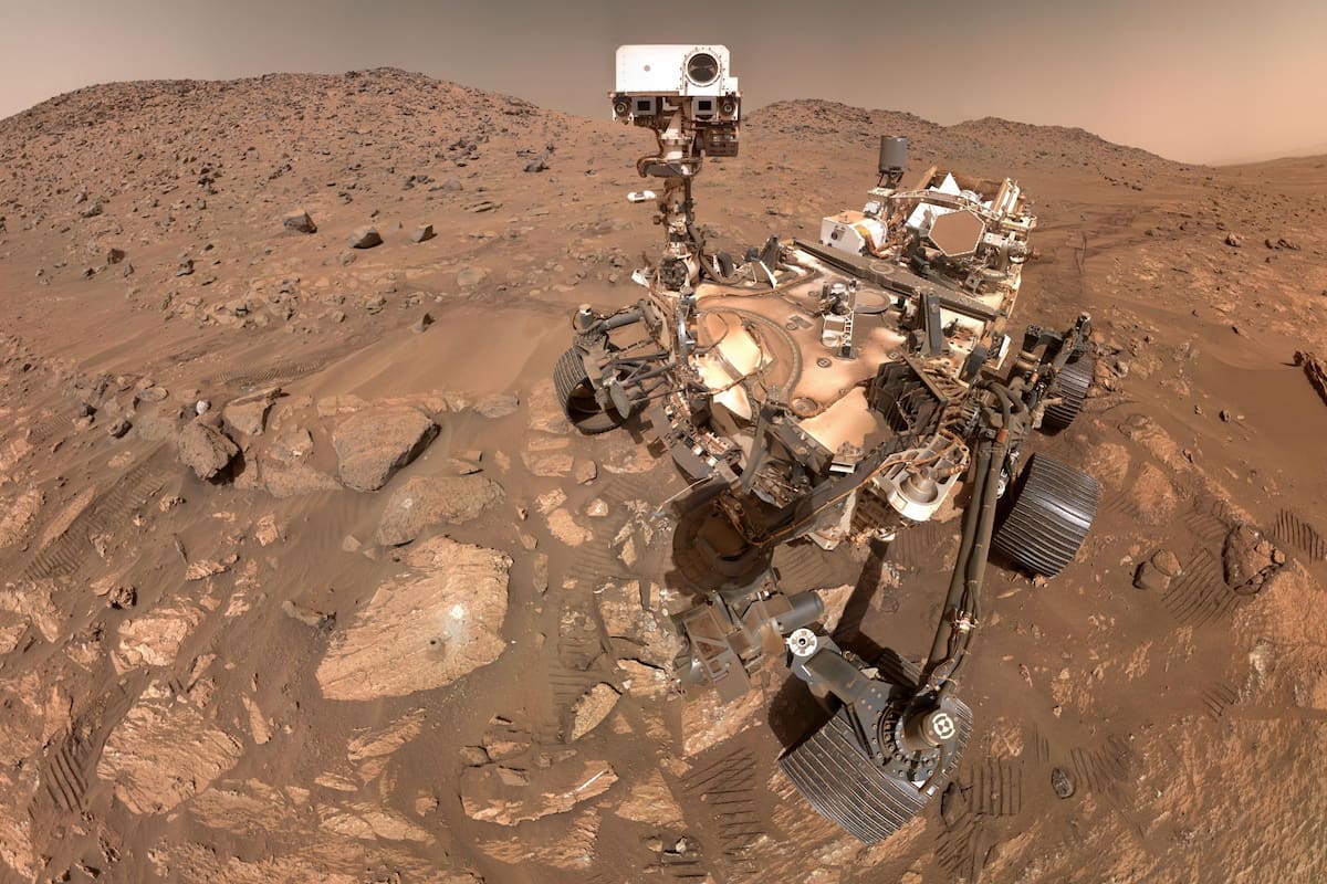 El rover Perseverance se tomó una selfie el 23 de julio de 2024 junto a la roca marciana conocida como Cheyava Falls (Wikimedia Commons/NASA)