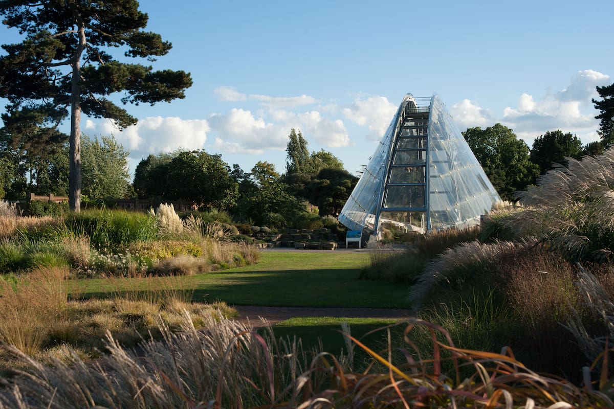 El Royal Botanic Garden de Londres, entre los más destacados del mundo, tiene múltiples estructuras vidriadas para resguardar las especies diversas que protege.