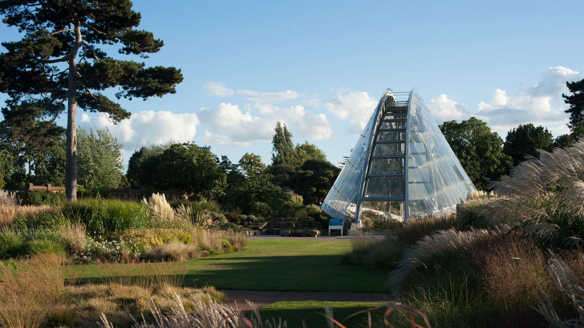 El Royal Botanic Garden de Londres, entre los más destacados del mundo, tiene múltiples estructuras vidriadas para resguardar las especies diversas que protege.