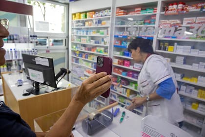 El rubro Farmacia fue el que sufrió una de las mayores caídas en marzo: -21,9%. Muchas personas piden que les desdoblen los pedidos de medicamentos en varias recetas para no hacer el gasto todo junto.