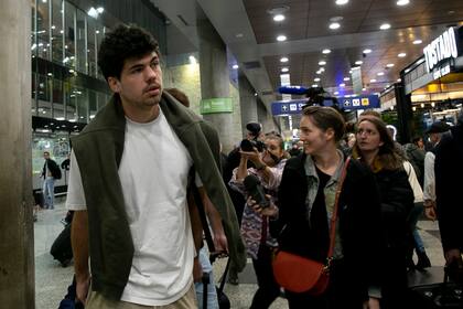 El rugbier francés Hugo Auradou llega al aeropuerto de Buenos Aires procedente de la provincia de Mendoza el 27 de agosto de 2024, luego que la justicia argentina le otorgara la libertad y a su compañero de equipo, Oscar Jegou, en la causa por supuesta violación de una mujer tras el partido de Francia contra Los Pumas en Mendoza el pasado 6 de julio. (AP Foto/Virginia Chaile)