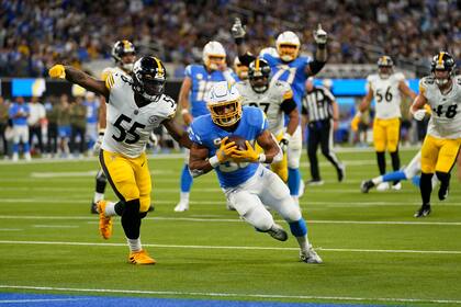 El running back de los Chargers de Los Ángeles, Austin Ekeler, consigue un touchdown en la primera mitad del juego ante los Steelers de Pittsburgh, el domingo 21 de noviembre de 2021, en Inglewood, California. (AP Foto/Marcio Jose Sanchez)