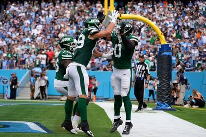 El running back de los Jets de Nueva York, Braelon Allen (0), celebra anotar un touchdown con su compañero de equipo, el tight end tight end de los Jets, Jeremy Ruckert (89), en la segunda mitad en Nashville, Tennessee, el domingo 15 de septiembre de 2024. (AP Foto/George Walker IV)