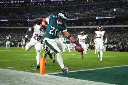 El running back Saquon Barkley (26), de los Eagles de Filadelfia, anota un touchdown durante la segunda mitad del partido de la NFL en contra de los Commanders de Washington el jueves 14 de noviembre de 2024, en Filadelfia. (AP Foto/Matt Slocum)