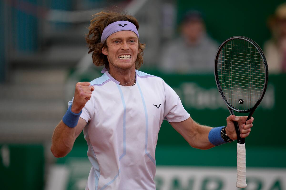 El ruso Andrey Rublev celebra tras vencer al estadounidense Taylor Fritz en la primera semifinal del día