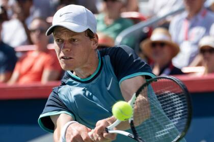 El ruso Andrey Rublev reacciona durante el encuentro de cuartos de final ante el italiano Jannik Sinner en el Abierto de Montreal el sábado 10 de agosto del 2024.(Graham Hughes/The Canadian Press via AP)