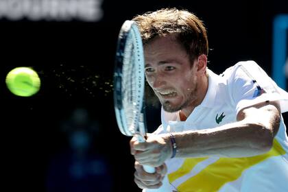 El ruso Daniil Medvedev, cuarto favorito en Australia, derrotó a su compatriota Andrey Rublev y se clasificó para las semifinales en el Melbourne Park.